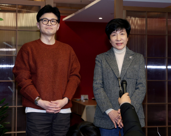 한동훈 국민의힘 비상대책위원장과 더불어민주당을 탈당한 국회부의장 김영주 의원이 1일 오후 서울 종로구 모처에서 회동을 마친 후 취재진과의 인터뷰를 하고 있다./사진=뉴시스