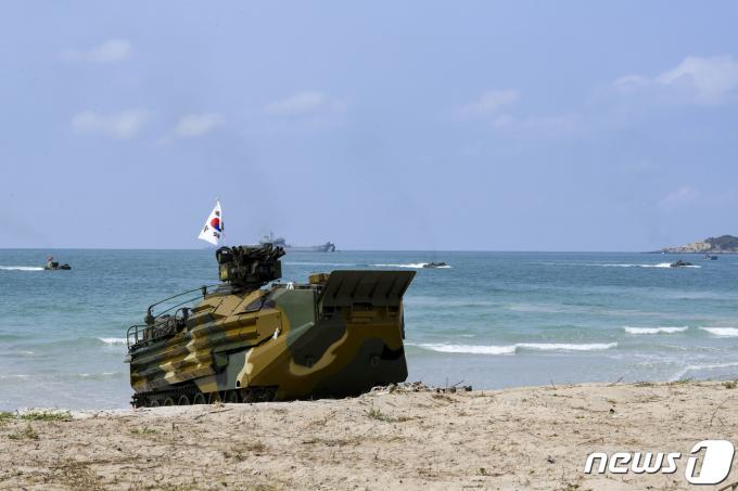 [사진] 핫야오 해안 상륙하는 상륙돌격장갑차