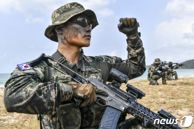 [사진] 해안 정찰하는 해병대 수색부대