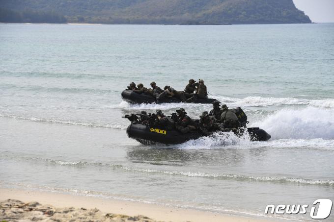 [사진] 침투 작전 펼치는 해병대 수색부대