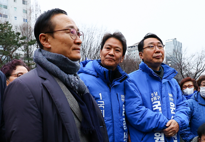  임종석 전 청와대 비서실장과 홍영표 전 더불어민주당 원내대표, 윤영찬 의원이 28일 오후 서울 성동구 왕십리역 광장에서 시민들에게 저녁인사를 하고 있다./사진=뉴시스