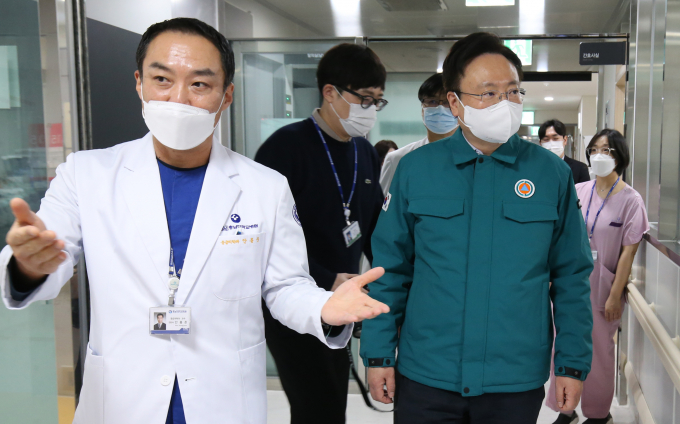 조규홍 보건복지부 장관이 26일 오후 대전 중구 충남대병원 비상진료체계 등 의료 현장을 점검하고 있다. /사진=뉴스1