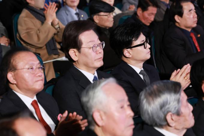 한동훈 국민의힘 비상대책위원장과 이재명 더불어민주당 대표가 1일 서울 중구 유관순기념관에서 열린 제105주년 3·1절 기념식에서 윤석열 대통령의 기념사를 듣고 있다./사진=대통령실통신사진기자단 