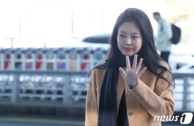 [사진] 제니의 손 인사