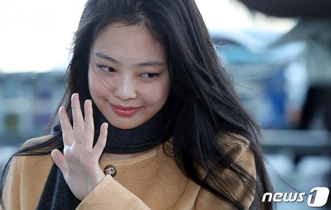 [사진] 수 많은 팬 향한 제니의 손 인사