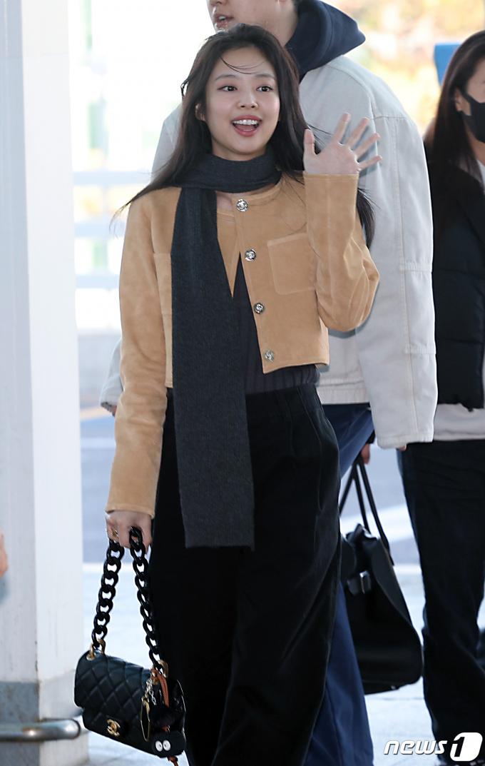[사진] 팬들 향해 손 흔드는 제니