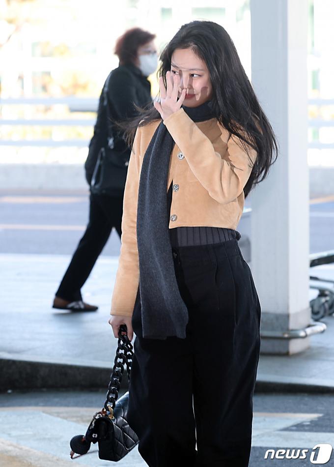 [사진] 팬 향해 인사하는 제니
