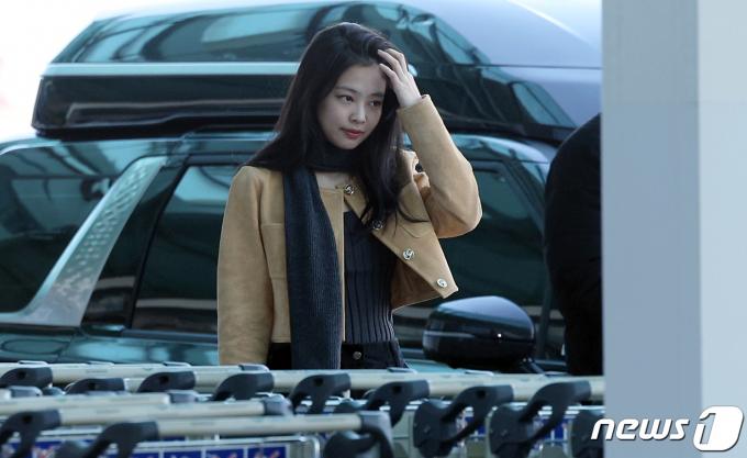 [사진] 출국장 향하는 제니