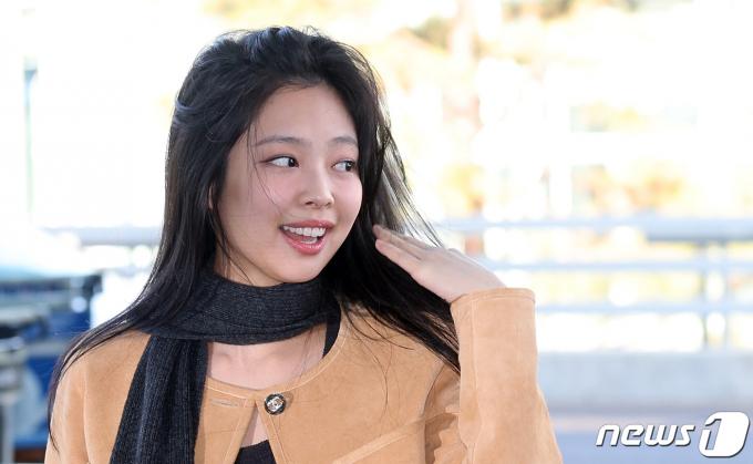 [사진] 샤넬 컬렉션 쇼 참석차 출국하는 제니