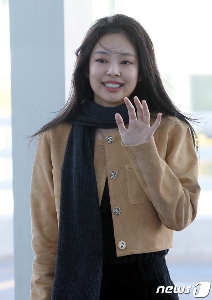 [사진] 제니의 미소와 인사