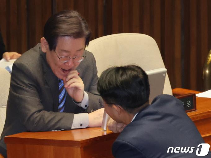 더불어민주당 이재명 대표와 조정식 사무총장이 28일 서울 여의도 국회에서 열린 제411회국회(임시회)제3차본회의에서 대화를 나누고 있다./뉴스1 ⓒ News1 황기선 기자