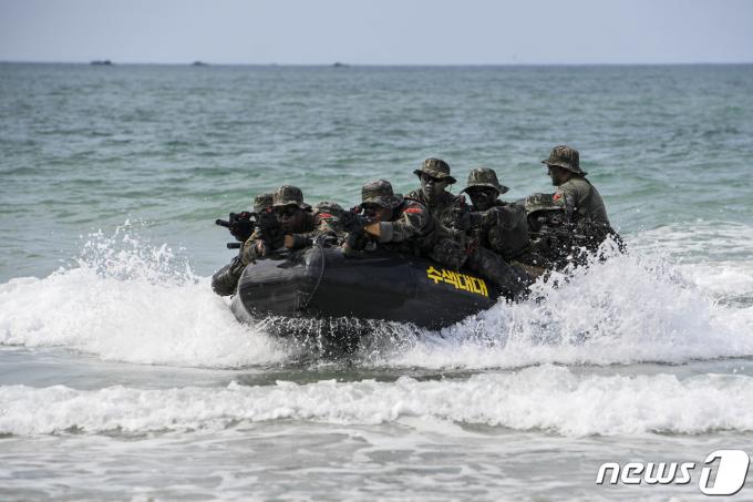 1일(현지시간) 태국 촌부리주 핫야오 해안 일대에서 열린 코브라 골드 연합훈련에서 대한민국 해병대 수색부대 장병들이 고속고무보트(IBS)를 이용해 침투하고 있다. (해병대 제공) 2024.3.2/뉴스1