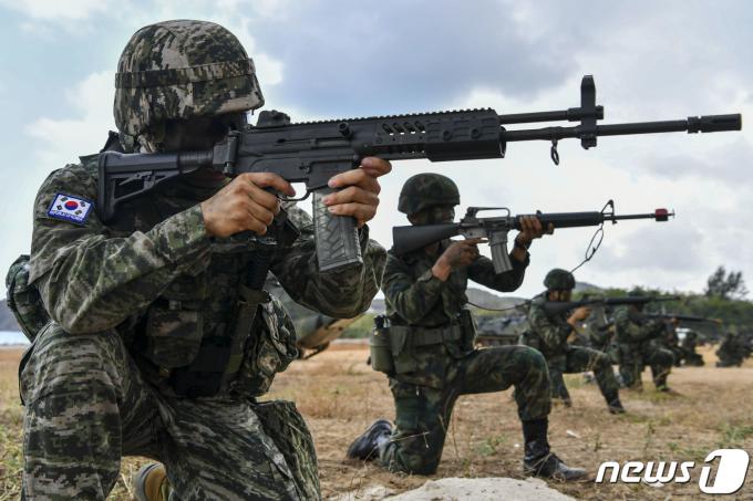 1일(현지시간) 태국 촌부리주 핫야오 해안 일대에서 열린 코브라 골드 연합훈련에서 한·태 해병대원들이 임무 수행을 하고 있다. (해병대 제공) 2024.3.2/뉴스1