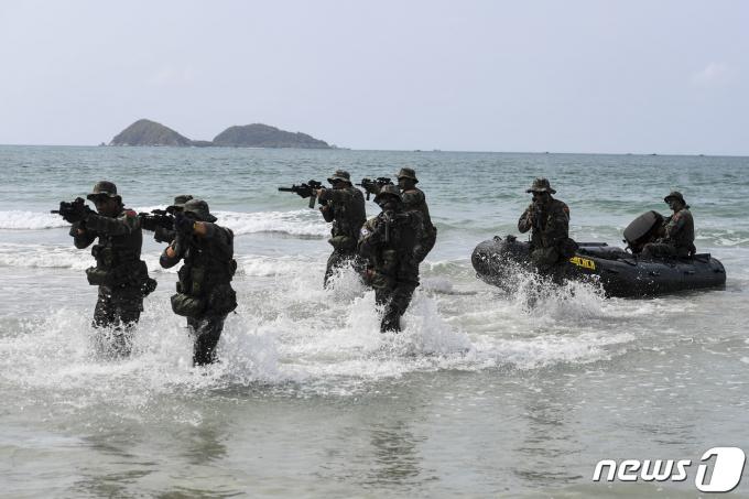 1일(현지시간) 태국 촌부리주 핫야오 해안 일대에서 열린 코브라 골드 연합훈련에서 대한민국 해병대 수색부대 장병들이 고속고무보트(IBS)를 이용해 침투하고 있다. (해병대 제공) 2024.3.2/뉴스1