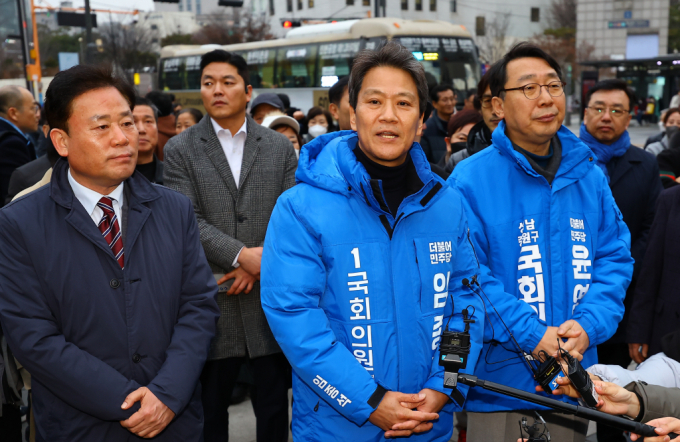  임종석 전 청와대 비서실장이 28일 오후 서울 성동구 왕십리역 광장에서 시민들에게 저녁인사를 하고 있다./사진=뉴시스