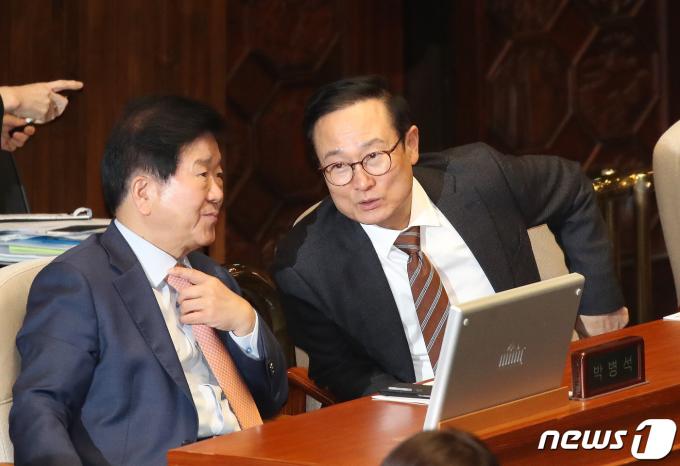 박병석, 홍영표 더불어민주당 의원이 29일 오후 서울 여의도 국회에서 열린 제413회 국회(임시회) 제6차 본회의에서 이야기를 나누고 있다. 2024.2.29/뉴스1 ⓒ News1 임세영 기자