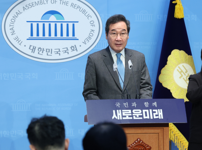  이낙연 새로운미래 공동대표가 29일 서울 여의도 국회 소통관에서 의료계 집단행동 등에 대한 긴급 기자회견을 하고 있다./사진=뉴스1