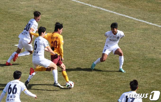 2일 오후 광주축구전용구장에서 열린 하나은행 K리그1 2024 1라운드 광주FC와 FC서울의 경기에서 광주 이건희가 슛을 시도하고 있다. 2024.3.2/뉴스1 ⓒ News1 김태성 기자