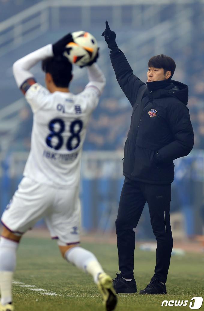 [사진] 리그 감독 데뷔전 나선 김은중 감독