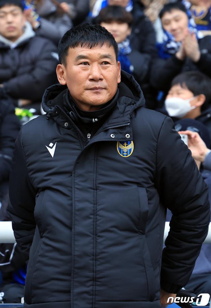 [사진] 피치 바라보는 조성환 감독