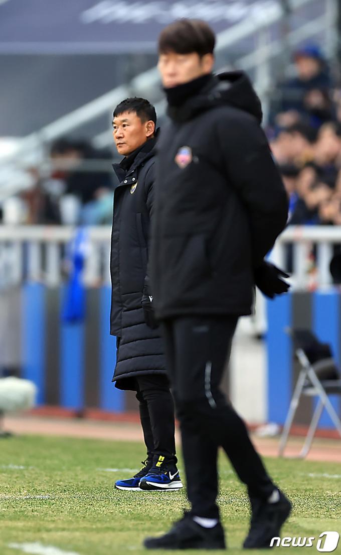 [사진] 피치 바라보는 조성환·김은중 감독