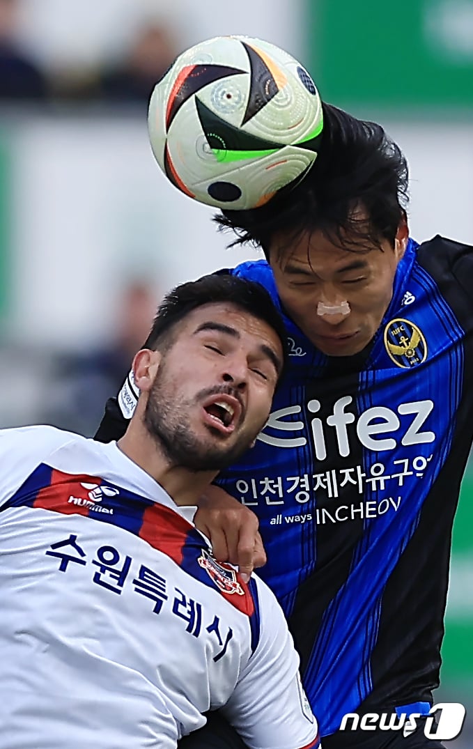[사진] 치열한 헤더 승부