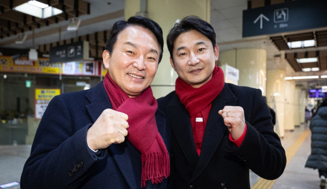 제22대 국회의원 선거 인천 계양(을) 지역에 출마한 원희룡 전 국토교통부 장관(왼쪽)과 전 축구 국가대표 이천수가 22일 인천 계산역 내에서 출근길 시민들에게 인사 중 포즈를 취하고 있다./사진=뉴스1