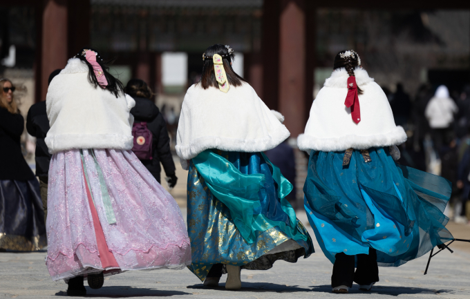 꽃샘추위가 찾아온 1일 오후 서울 종로구 경복궁을 찾은 외국인 관광객들이 바람을 피해 발걸음을 옮기고 있다. /사진=뉴스1
