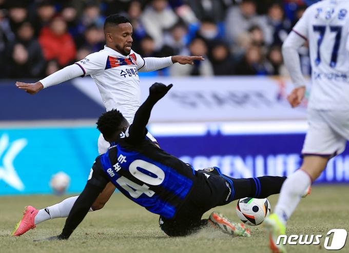 [사진] 안데르손 '날 차지는 마'