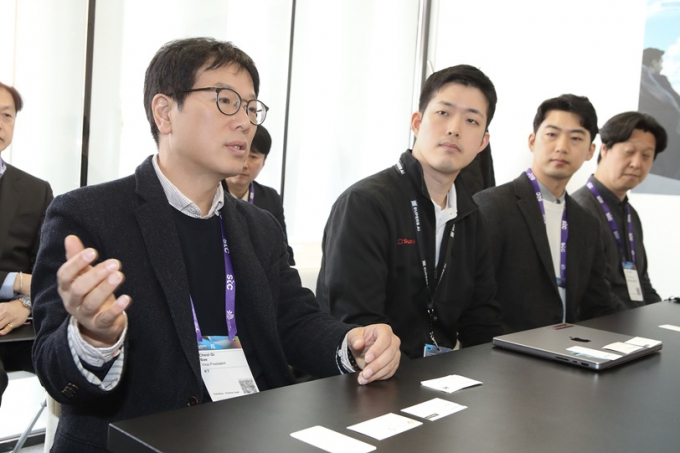 사진은 지난 28일(현지시각) 세계 최대 이동통신 박람회 MWC 2024에서 진행된 'KT 파트너사 협력 인터뷰' 중인 배철기 KT SCM전략실 오픈 이노베이션 담당(상무·왼쪽부터), 김현수 SUPERB AI  대표, 김민현 모바휠 대표, 조민규 콴다 사업총괄의 모습. /사진=KT