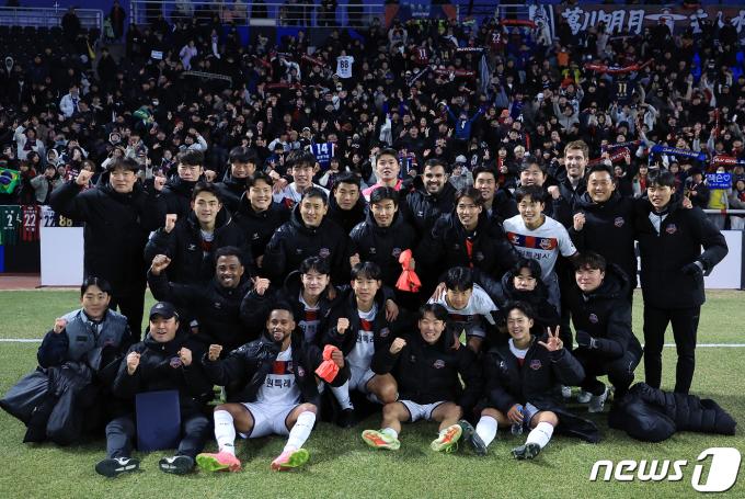 [사진] 개막전 기분 좋은 승리 거둔 수원FC