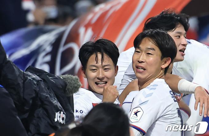 [사진] 1라운드 승리 이끈 윤빛가람과 이승우