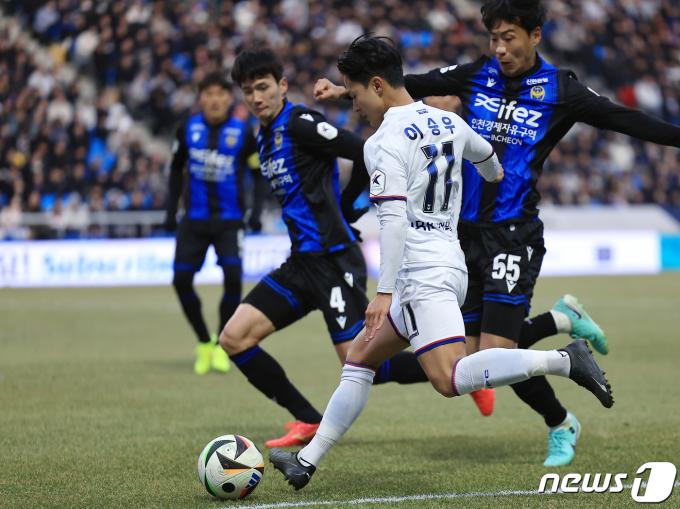 [사진] 크로스 올리는 이승우