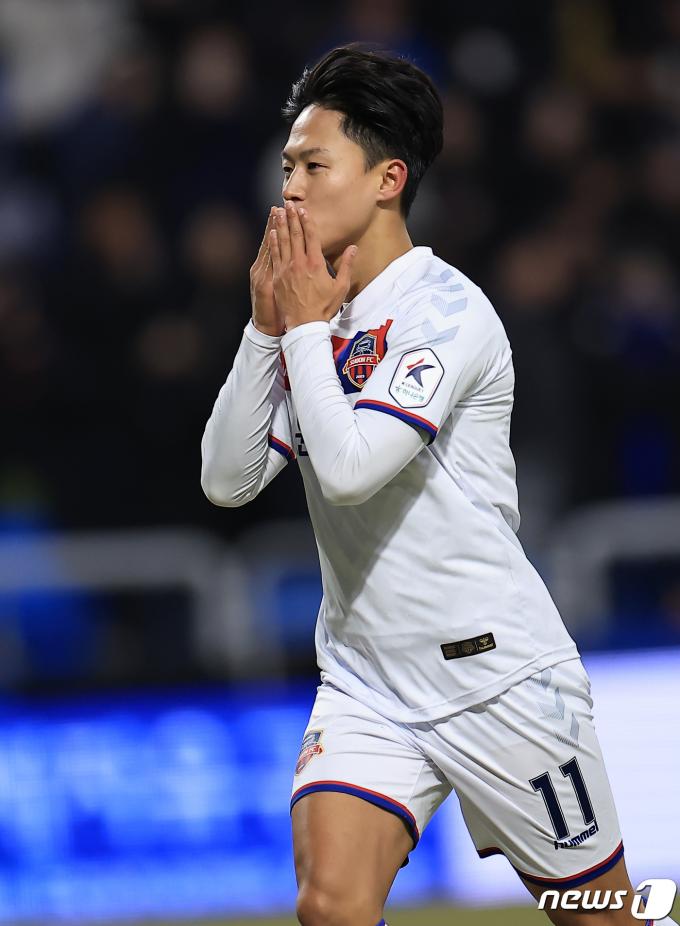 1일 오후 인천광역시 중구 도원동 인천축구전용경기장에서 열린 '하나은행 K리그1 2024' 1라운드 인천 유나이티드와 수원FC의 경기에서 후반 추가시간 윤빛가람이 얻어낸 PK를 넣은 수원 이승우가 세리머니를 하고 있다. 2024.3.2/뉴스1 ⓒ News1 박정호 기자