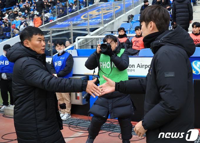 1일 오후 인천광역시 중구 도원동 인천축구전용경기장에서 열린 '하나은행 K리그1 2024' 1라운드 인천 유나이티드와 수원FC의 경기에서 인천 조성환 감독과 수원 김은중 감독이 인사를 나누고 있다. 2024.3.2/뉴스1 ⓒ News1 박정호 기자