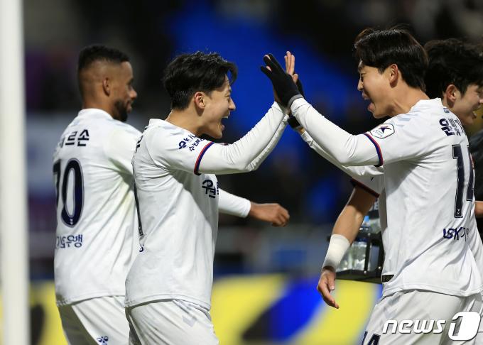 1일 오후 인천광역시 중구 도원동 인천축구전용경기장에서 열린 '하나은행 K리그1 2024' 1라운드 인천 유나이티드와 수원FC의 경기에서 후반 추가시간 PK를 넣은 수원 이승우가 윤빛가람과 기쁨을 나누고 있다. 2024.3.2/뉴스1 ⓒ News1 박정호 기자