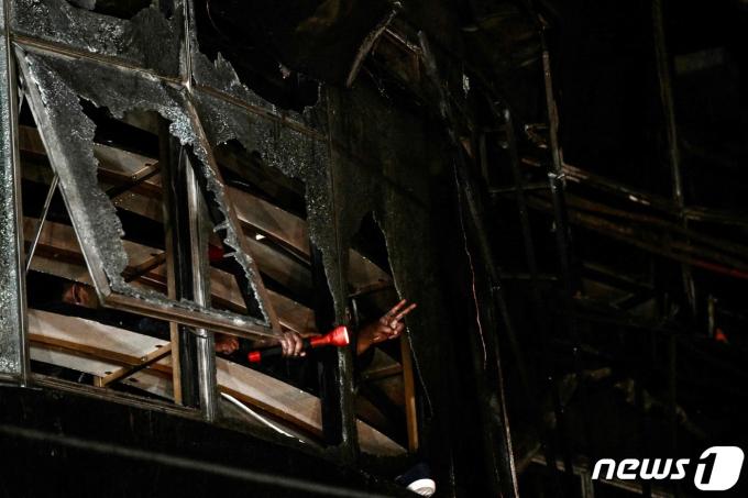 [사진] 화재 발생해 최소 43명 숨진 방글라데시 6층 쇼핑몰
