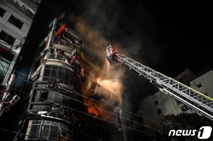 [사진] 최소 43명 숨진 방글라 쇼핑몰서 불 끄는 소방대원