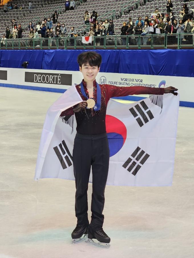 2024 ISU 피겨 주니어 세계선수권 남자싱글 1위를 차지한 서민규. (올댓스포츠 제공)