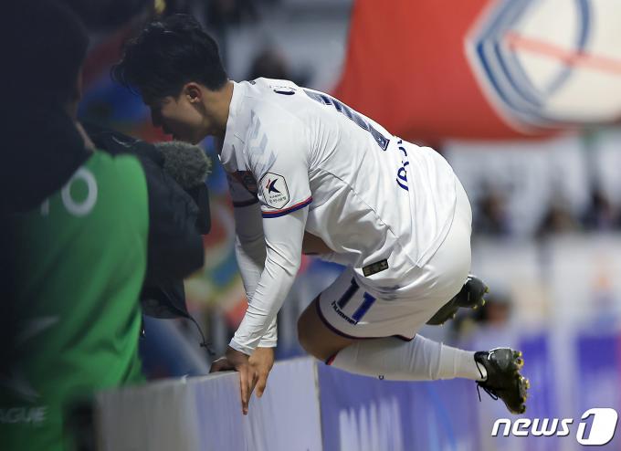 [사진] 광고판 뛰어 넘는 이승우
