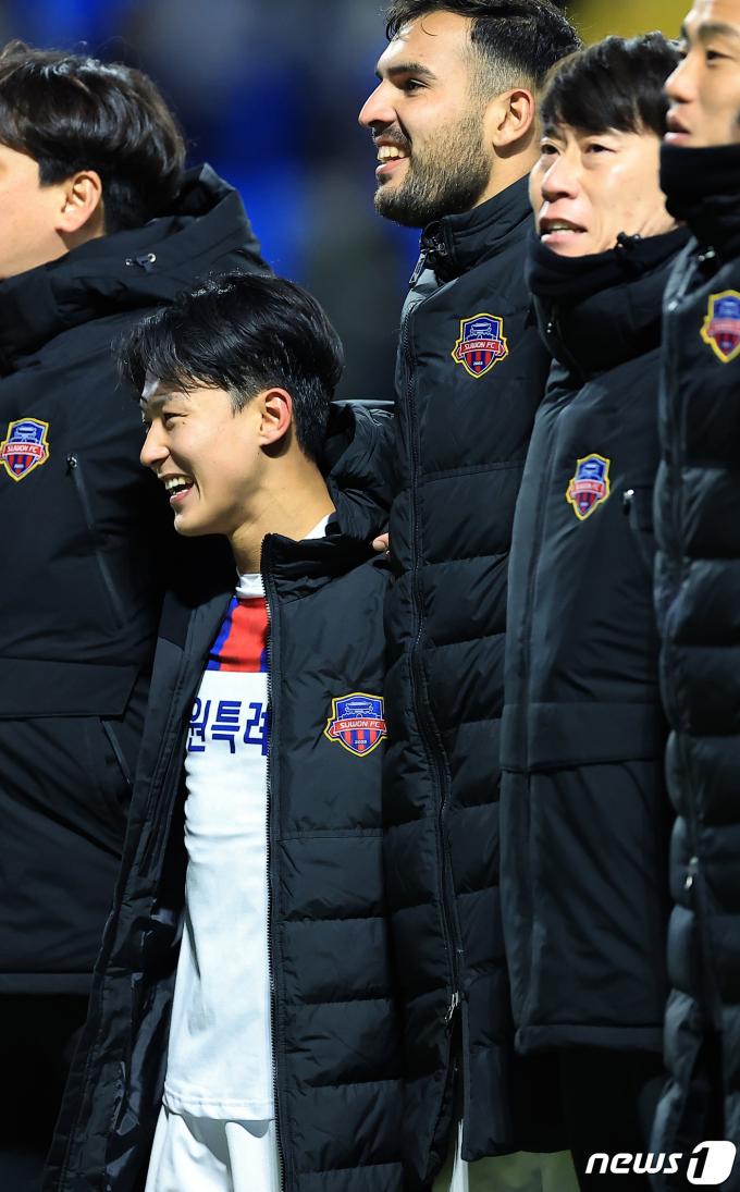 [사진] 데뷔전 승리 거둔 김은중 감독