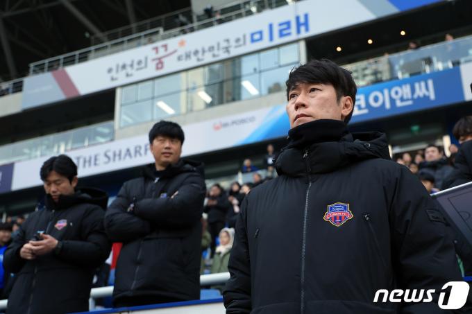 [사진] 취임 후 첫 경기 나선 김은중 감독