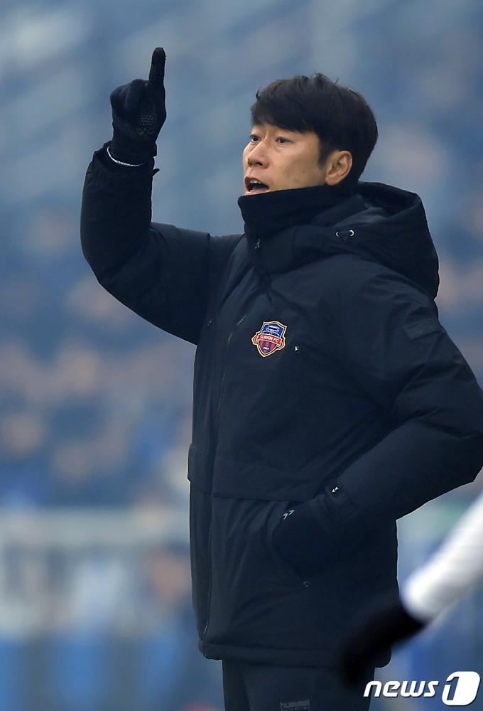 [사진] 데뷔전 승리 거둔 김은중 감독