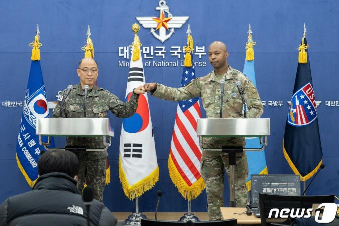 합참 공보실장 이성준 대령과 연합사·주한미군사·유엔사 공보실장 테일러 대령이 28일 서울 용산구 국방부 브리핑룸에서 한미 연합연습 '자유의 방패'(FS·프리덤실드) 브리핑 후 기념촬영을 하고 있다. 한미 군 당국은 북한의 핵무기 사용을 억제하기 위해 다음달 4일부터 14일까지 11일 간 '자유의 방패'를 실시한다. (합동참모본부 제공) 2024.2.28/뉴스1