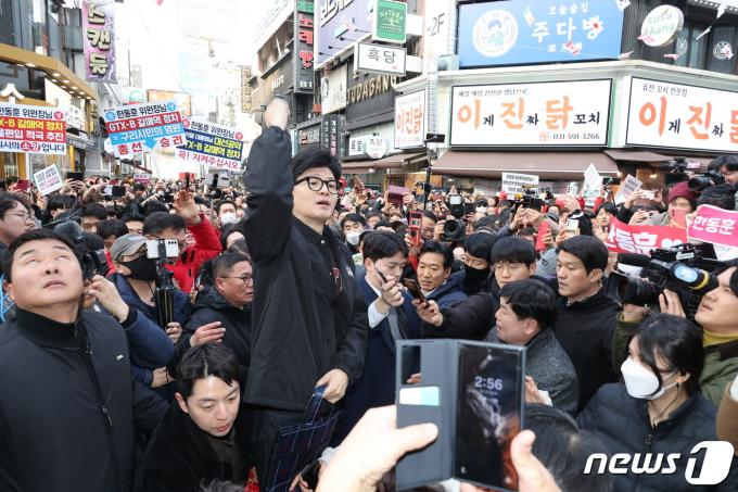한동훈 국민의힘 비상대책위원장이 2일 경기도 구리전통시장을 방문해 지지자들을 향해 손 들어 인사하고 있다. (공동취재) 2024.2.2/뉴스1 ⓒ News1 박지혜 기자