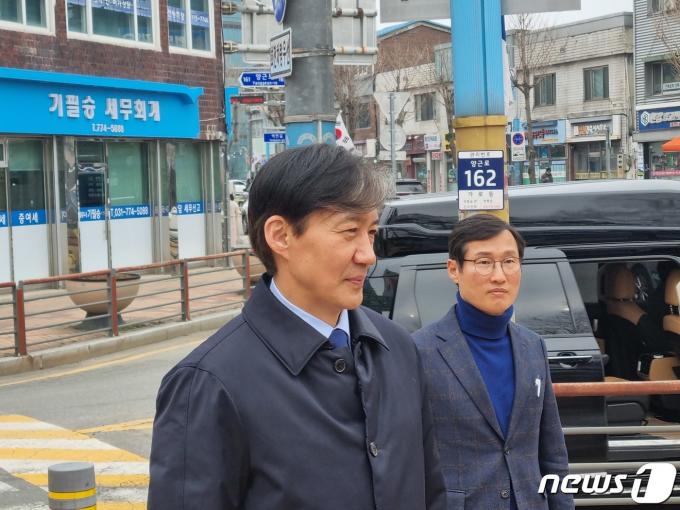 조국 조국신당(가칭) 인재영입위원장이 29일 경기 양평군청 앞에서 서울-양평고속도로 특검을 촉구하는 더불어민주당 지역 의원들을 만나기 위해 이동하고 있다. 2024.02.29/뉴스1 ⓒ News1 양희문 기자
