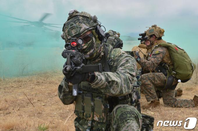 대한민국 해병대 특수수색대원이 지난해 322일 경북 포항시 북구 송라면 조사리 해안에서 실시된 한·미·영 해병대 수색대 해상 및 공중 침투훈련에서 사주 경계하고 있다. 2023.3.23/뉴스1 ⓒ News1 최창호 기자