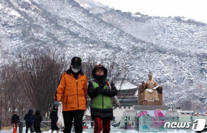 서울 종로구 광화문광장에서 두터운 옷을 입은 시민이 발걸음을 재촉하고 있다. 2024.2.23/뉴스1 ⓒ News1 장수영 기자