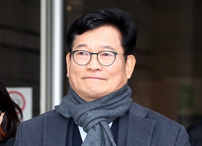 송영길 전 민주당 대표가  2020년 1월부터 이듬해 12월까지 자신의 후원 조직인 '평화와 먹고사는 문제연구소'를 통해 불법 정치자금 7억6300만원을 수수한 혐의를 받는 가운데 오는 4일 첫 공판기일이 열린다. 사진은 지난해 12월 구속 전 피의자 심문(영장실질심사)을 마친 후 법원을 나서는 송 전 대표의 모습./사진=뉴스1