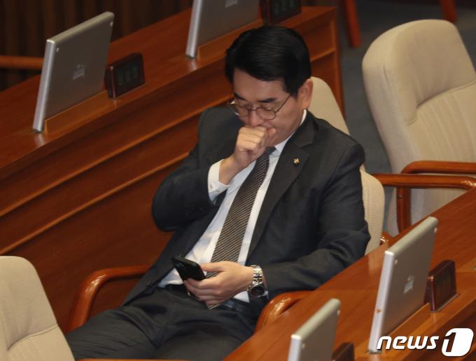 박용진 더불어민주당 의원이 지난달 20일 서울 여의도 국회 본회의장에서 열린 제413회 국회(임시회) 제2차 본회의에서 스마트폰을 확인하고 있다. 2024.2.20/뉴스1 ⓒ News1 송원영 기자